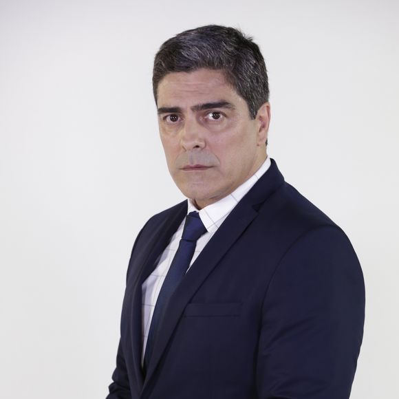 Arthur (Junno Andrade) e Bárbara (Li Borges) dão as notícias da guerra entre os países a partir do capítulo de terça-feira, 10 de abril de 2018, da novela 'Apocalipse'