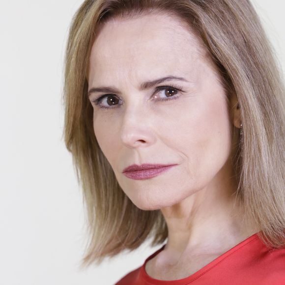 Débora (Bia Seidl) descobre que Luca (Ricardo Duque) está morto e fica abalada no capítulo de quarta-feira, 11 de abril de 2018, da novela 'Apocalipse'