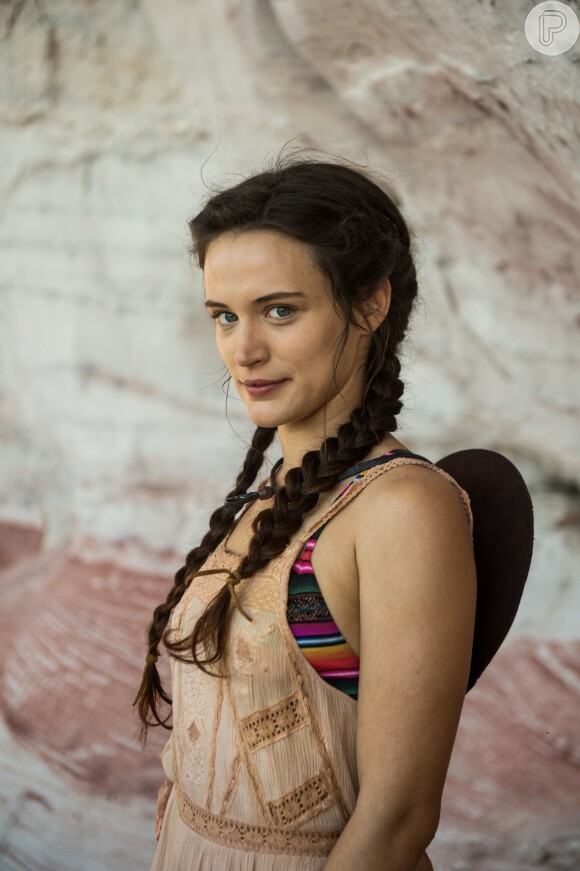 Bianca Bin na primeira fase da personagem Clara na novela 'O Outro Lado do Paraíso', em 2017