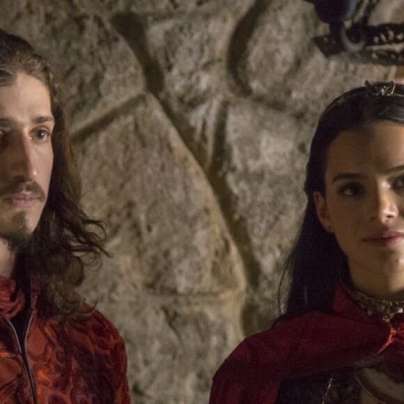 Rodolfo (Johnny Massaro) falha na hora H com Catarina (Bruna Marquezine) na novela 'Deus Salve o Rei'