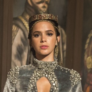 Catarina (Bruna Marquezine) rebate Rodolfo (Johnny Massaro) na novela 'Deus Salve o Rei': 'O que me impressiona não são os 14 filhos, mas a sua dificuldade de fazer ao menos um... Um único filho!'