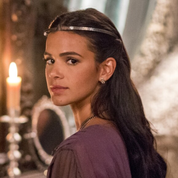 Catarina (Bruna Marquezine) diz que não deve ter mais confiança em Virgílio (Ricardo Pereira) quando descobre a conversa que ele teve com Diana (Fernanda Nobre) no capítulo de quarta-feira, 18 de abril de 2018 da novela 'Deus Salve o Rei'