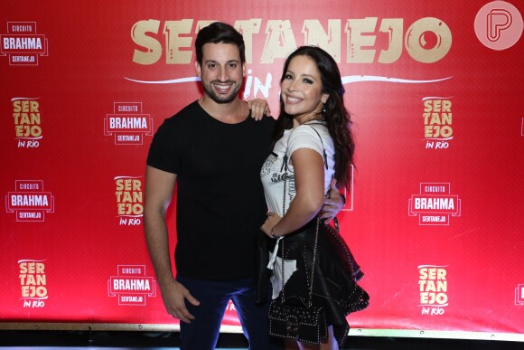 Renata Dominguez e o namorado, Marcio Bruzzi, curtiram o show de Henrique & Juliano no Km de Vantagens Hall, na Barra da Tijuca, Zona Oeste do Rio 
