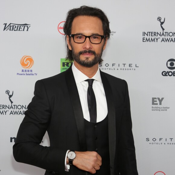 Rodrigo Santoro protagoniza clipe de DJ Alok com a atriz Marina Ruy Barbosa