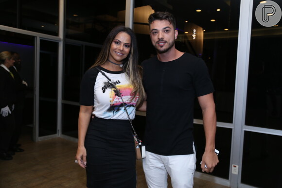 Viviane Araujo curte show de Lulu Santos acompanhada do namorado, Klaus Barros, em 7 de abril de 2018