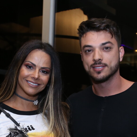 Viviane Araujo curte show de Lulu Santos acompanhada do namorado, Klaus Barros, em 7 de abril de 2018