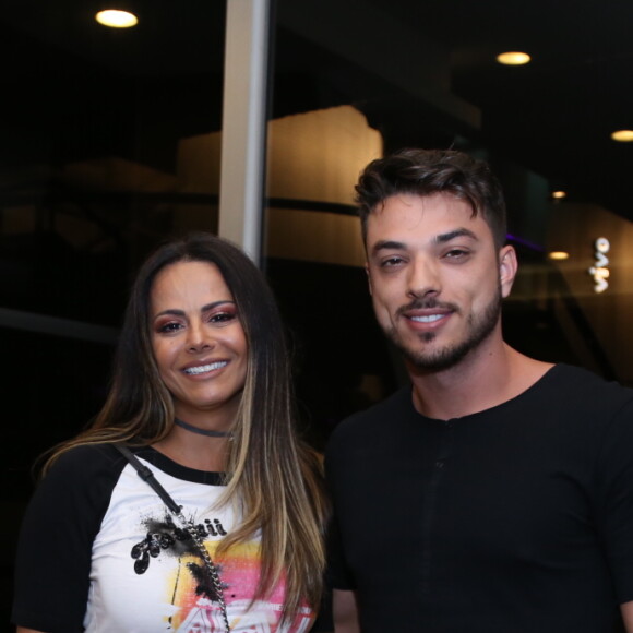 Viviane Araujo posa antes de show de Lulu Santos com Klaus Barros