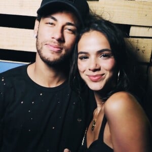 Bruna Marquezine curtiu folga ao lado do namorado, Neymar, em 7 de abril de 2018