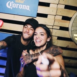 Bruna Marquezine e Neymar curtiram juntos o show de Tirullipa