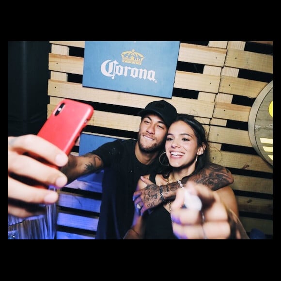 Bruna Marquezine e Neymar curtiram juntos o show de Tirullipa