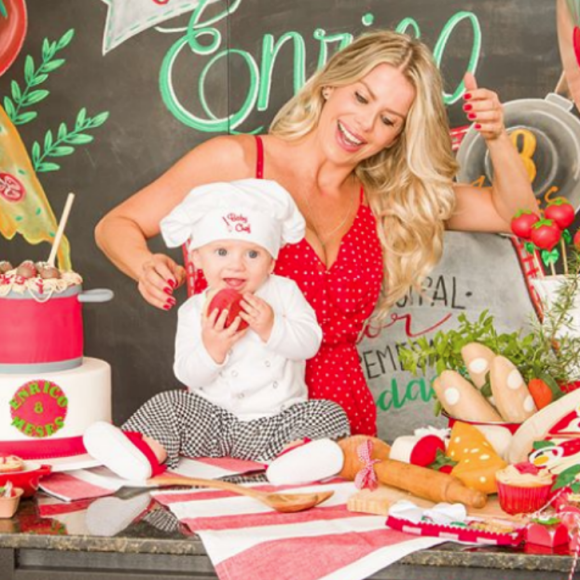 Karina Bacchi falou sobre as evoluções do filho, Enrico, de 8 meses