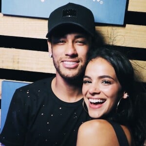 Bruna Marquezine e o namorado, Neymar, assistiram as apresentações dos finalistas do 'The Voice Kids'