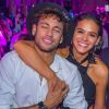 Bruna Marquezine e Neymar posaram com fãs nos bastidores do 'The Voice Kids'
