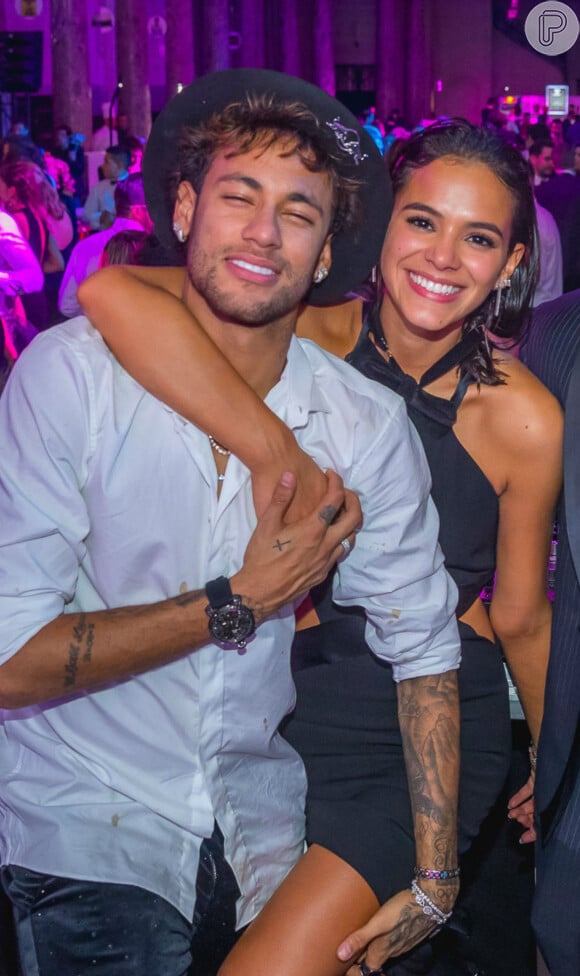 Bruna Marquezine e Neymar posaram com fãs nos bastidores do 'The Voice Kids'