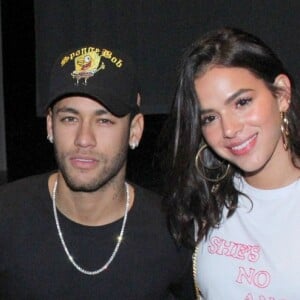 Bruna Marquezine e Neymar conferiram o espetáculo de Thiago Gagliasso na casa de cultura Laura Alvim