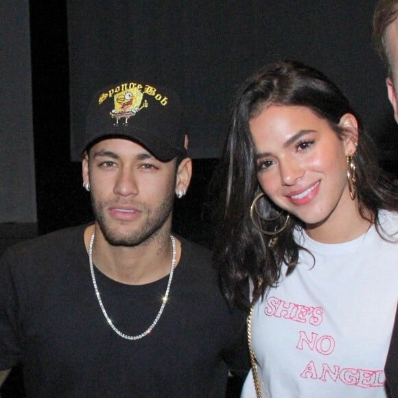 Bruna Marquezine e Neymar conferiram o espetáculo de Thiago Gagliasso na casa de cultura Laura Alvim