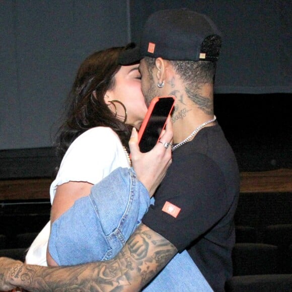 Bruna Marquezine e o namorado, Neymar, trocaram beijos em teatro no Rio