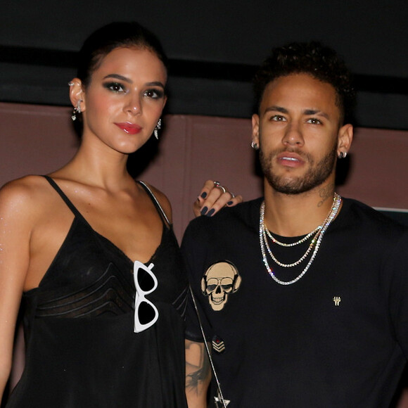 Bruna Marquezine e namorado, Neymar, assistiram a final do programa 'The Voice Kids' neste domingo, 8 de abril de 2018
