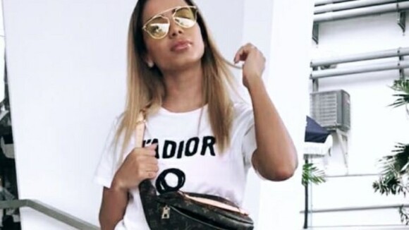 Anitta tem voo cancelado em Miami e compra pochete Louis Vuitton de R$ 5 mil