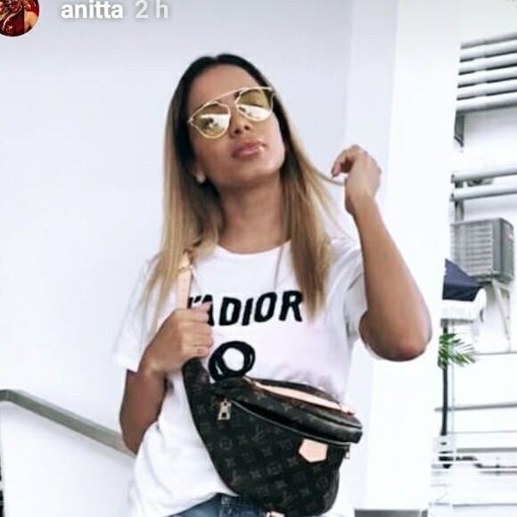 Anitta aproveita cancelamendo de voo para compras roupas nos Estados Unidos, em 8 de abril de 2018