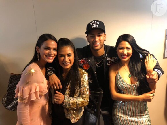 Bruna Marquezine e Neymar posam com Simone e Simaria após final do 'The Voice Kids', em 8 de abril de 2018