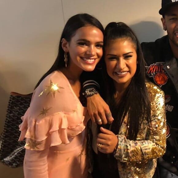 Bruna Marquezine e Neymar posam com Simone e Simaria após final do 'The Voice Kids', em 8 de abril de 2018