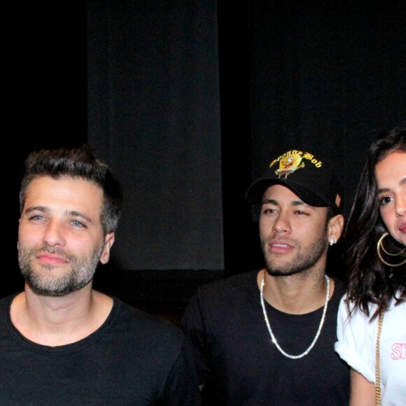 Bruna Marquezine e Neymar foram ao teatro com Bruno Gagliasso, Giovanna Ewbank e Leo Fuchs