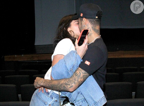Bruna Marquezine e Neymar trocaram beijos no teatro