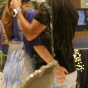 Marina Ruy Barbosa e o marido, Xandinho Negrão, se beijam em loja