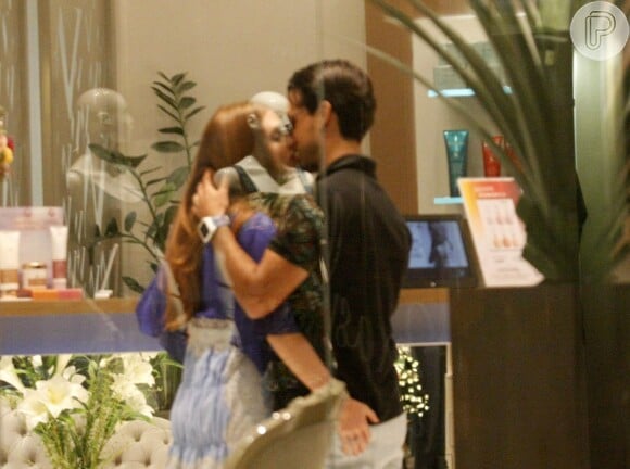 Marina Ruy Barbosa e o marido, Xandinho Negrão, se beijam em loja