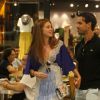 Marina Ruy Barbosa e o marido, Xandinho Negrão, passeiam por shopping da Barra da Tijuca