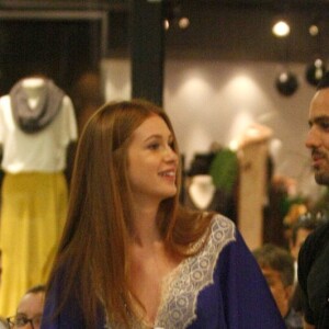 Marina Ruy Barbosa e o marido, Xandinho Negrão, passeiam por shopping da Barra da Tijuca