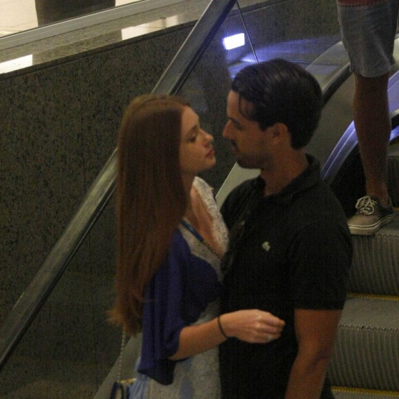 Marina Ruy Barbosa e o marido, Xandinho Negrão, trocam carinho