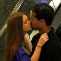 Marina Ruy Barbosa troca beijos com o marido, Xande Negrão, em shopping do Rio