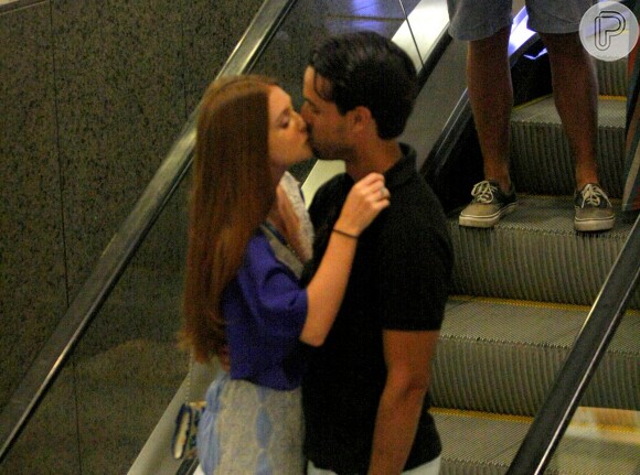 Marina Ruy Barbosa beija o marido, Xandinho Negrão, durante passeio por shopping da Barra da Tijuca, no Rio de Janeiro, em 8 de abril de 2018