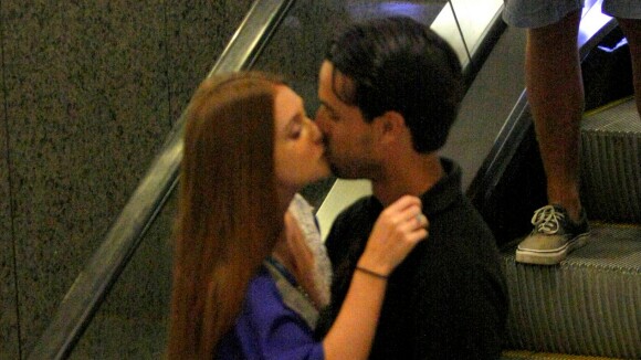 Marina Ruy Barbosa troca beijos com o marido, Xande Negrão, em shopping do Rio