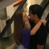 Marina Ruy Barbosa e o marido, Xandinho Negrão, se beijam e são flagrados por paparazzo