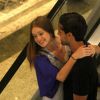 Marina Ruy Barbosa e o marido, Xandinho Negrão, descem escada rolante abraçados