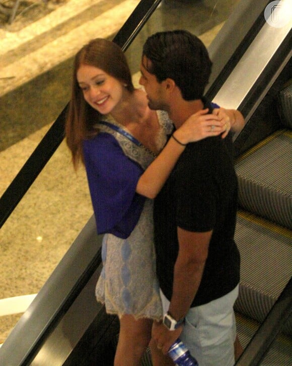 Marina Ruy Barbosa e o marido, Xandinho Negrão, descem escada rolante abraçados