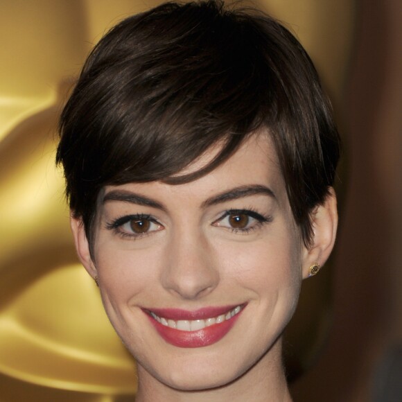 'Antigamente o corte firefly era mais redondinho, tipo cogumelo. Agora ele está mais repicado, mais desfiado, com mais texturas', explica Tiago Parente. Que tal o corte já adotado pela atriz Anne Hathaway?