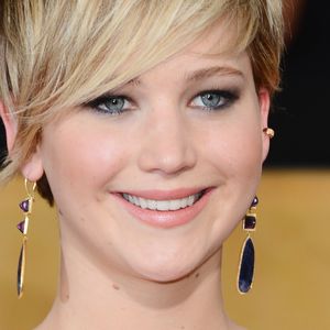 O cabelo loiro de Jennifer Lawrence ficou destacado com o corte firefly