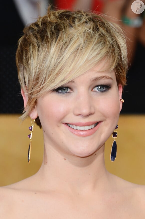 O cabelo loiro de Jennifer Lawrence ficou destacado com o corte firefly