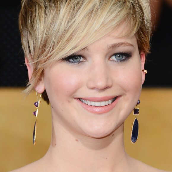 O cabelo loiro de Jennifer Lawrence ficou destacado com o corte firefly