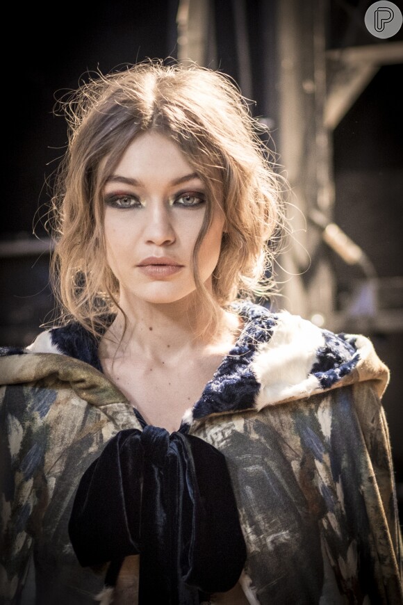 Gigi Hadid desfilou com sombra metalizada maquiagem metalizada na Semana de Moda de Milão