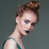 Batom metálico continua como forte tendência no Outono 2018 e maquiadora dá dicas de como ousar na make sem medo