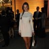 Alessandra Ambrosio veste Valentino e escolhe sandálias da marca brasileira Schutz