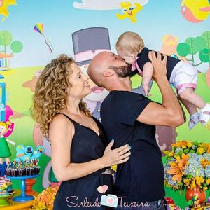 Maíra Charken e Renato Antunes comemoraram 6 meses do filho, Gael