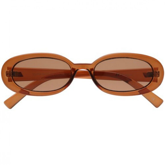 Os óculos usados por Bella Hadid pertencem à marca Le Specs