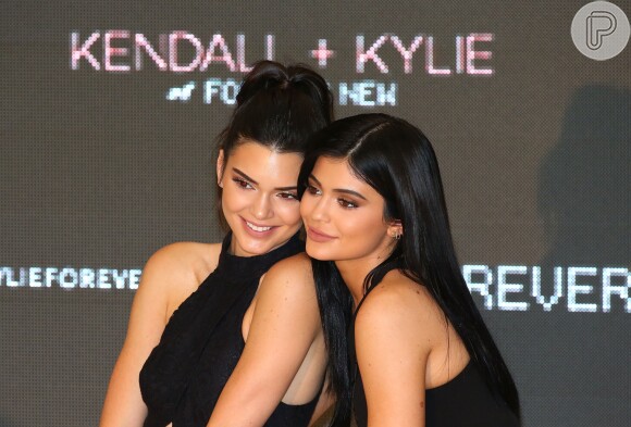 Kendall Jenner e Kylie Jenner lançaram a nova coleção de moda praia em parceria com a marca americana Revolve