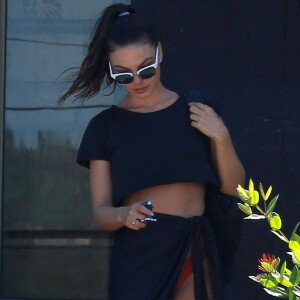 Canga de Isis Valverde deixou biquíni vermelho à mostra